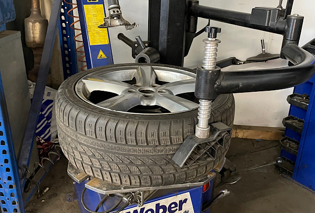 Tyre fitting-KFZ-Werkstatt-Savtrans-Berlin