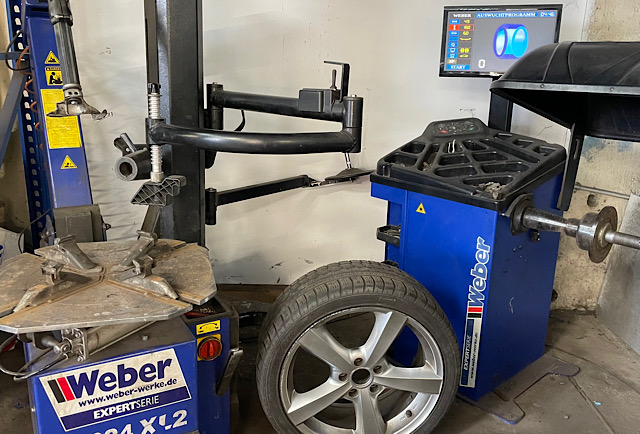 Tyre fitting-in-KFZ-Werkstatt-Savtrans-Berli