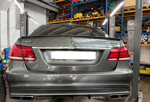 Мерседес-Бенц Е-Класс AMG 63 5,5л 2013 смена шин Берлин