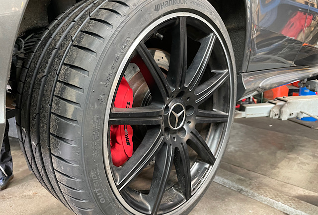 Мерседес-Бенц Е-Класс AMG 63 5,5 л замена шин Берлин