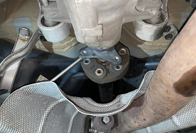 BMW 530d xDrive 2019 – Austausch der Kardanwellenkupplung