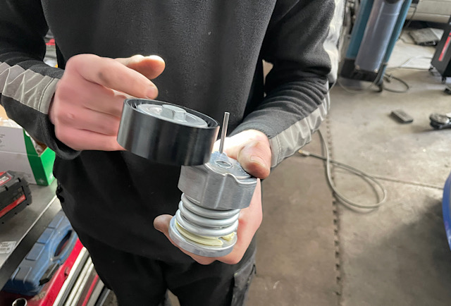 Replacing the tensioner pulley on a Volkswagen Polo, 1.2, 2009