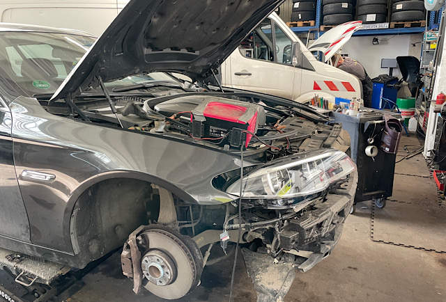 Nach einem Unfall Austausch der Frontpartie