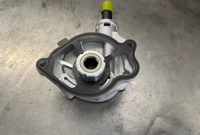 Mercedes Sprinter 314CDI 2018 Замена вакуумного насоса