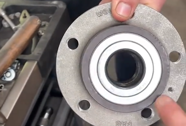 Skoda Octavia 2008 1.6, replacement of the wheel bearing, Berlin