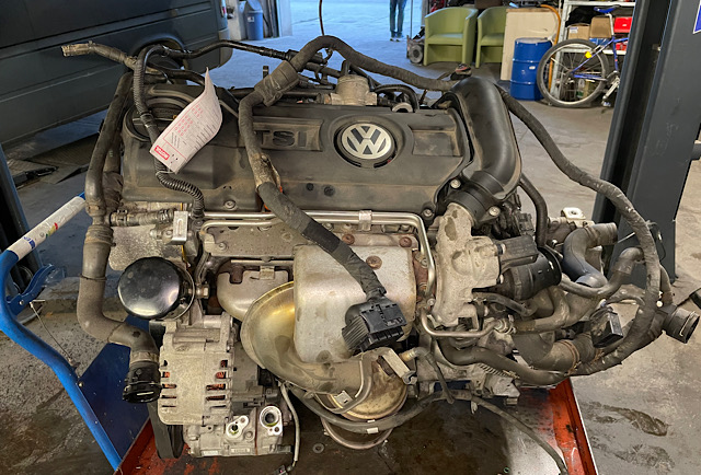 Volkswagen Golf 5 with 1.4 TSI turbo engine, engine repair