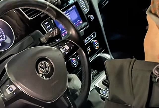 Volkswagen-Golf-VII-GTI-2.0L-2015-Austausch-des-Heizungskuehlers