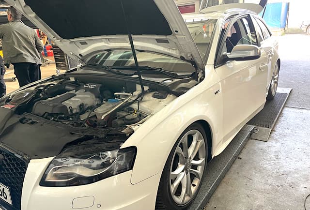 Kfz-Elektriker Stas schließt Diagnosescanner an Audi S4 an – Fehlercode Heckklappe
