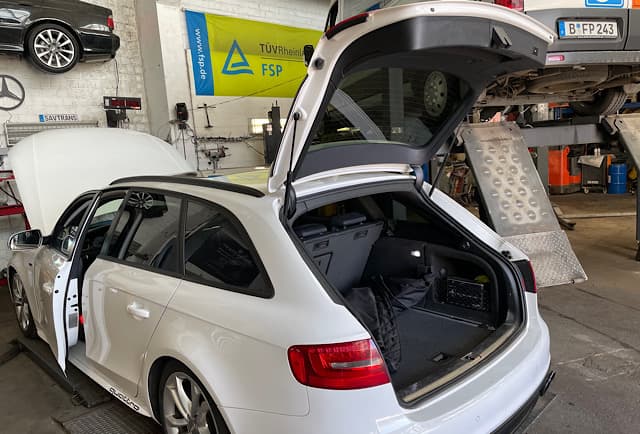 Geöffnete Heckklappe Audi S4 nach Kalibrierung – Reparatur erfolgreich bei Savtrans Berlin