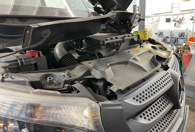 Stoßdämpfer wechseln beim Mercedes-Benz Vito (2015) – Ölflecken, hartes Fahrwerk beheben in Berlin