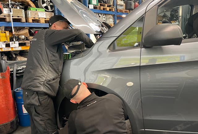 Mechaniker baut Federbein am Mercedes Vito aus – Stoßdämpfer-Wechsel bei Savtrans Berlin