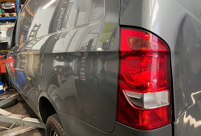 Heckbereich Mercedes Vito – Stoßdämpfer und Federbeine werden geprueft