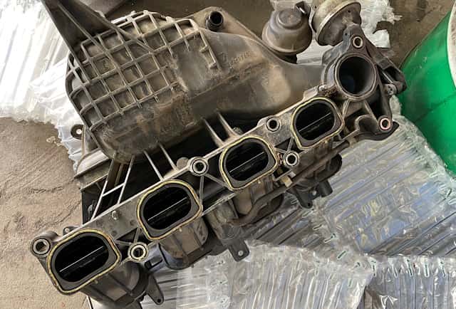 Defective intake manifold Mazda 5 – dismantled component with worn seals