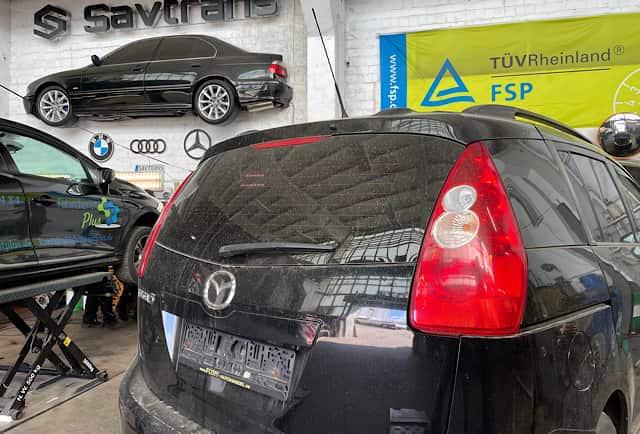 Changing the intake manifold on a Mazda 5 (2009) – Diagnosis & Repair in Berlin