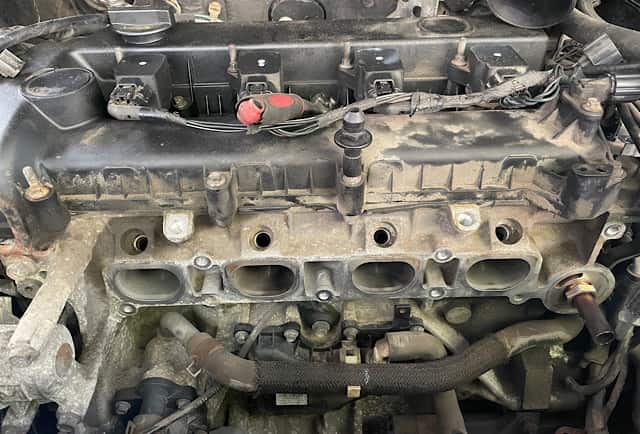 New intake manifold being fitted to Mazda 5 engine – repair in Berlin