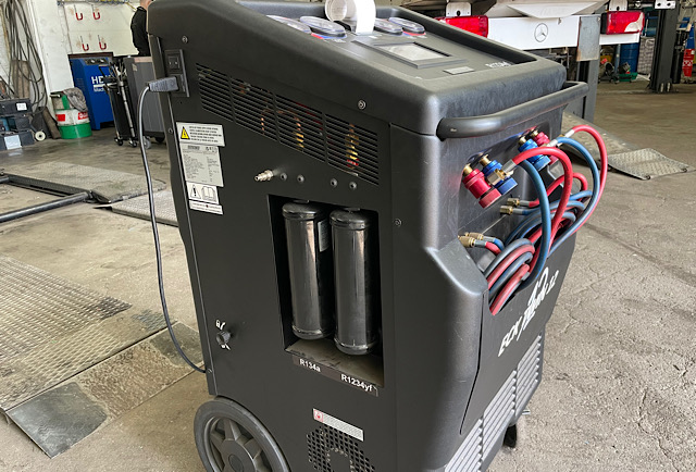 Refilling air conditioning system Ecotechnics ECK-TWIN-12 Berlin