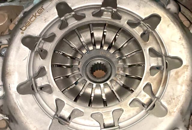 New clutch plate and clutch basket for Ford Focus 2004 – Installation at Savtrans Berlin