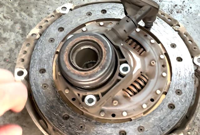 Faulty release bearing Ford Focus – component before replacement in Berlin workshop