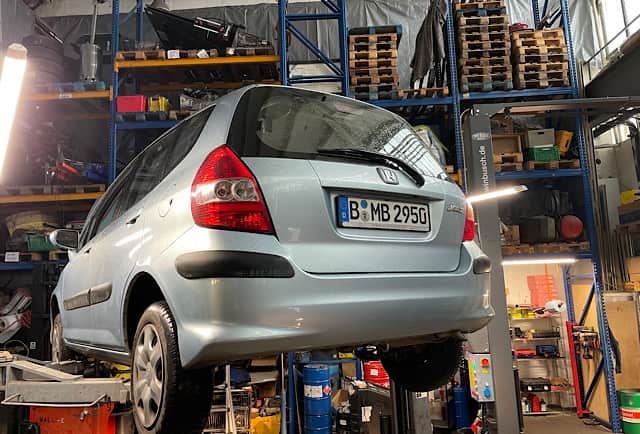 Lautes Geräusch aus dem Auspuff beim Honda Jazz 1.2 – Abgasrohr wechseln in Berlin