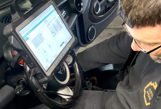 Kfz Elektriker Stas schließt Diagnosescanner an MINI Cooper an – Wegfahrsperre Fehleranalyse Berlin