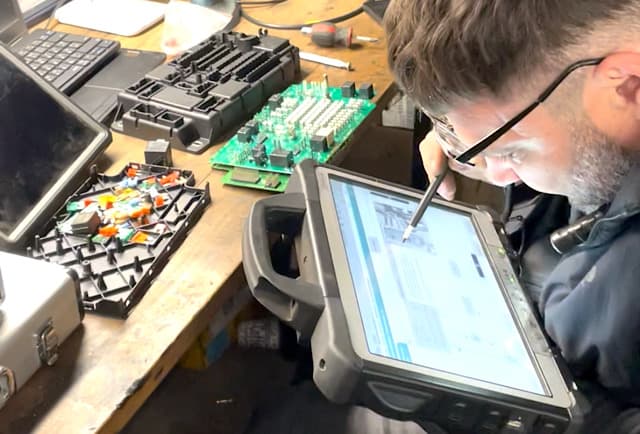 Steuergerät MINI Cooper 2004 – Firmware-Update und Verkabelungsreparatur bei Savtrans Berlin