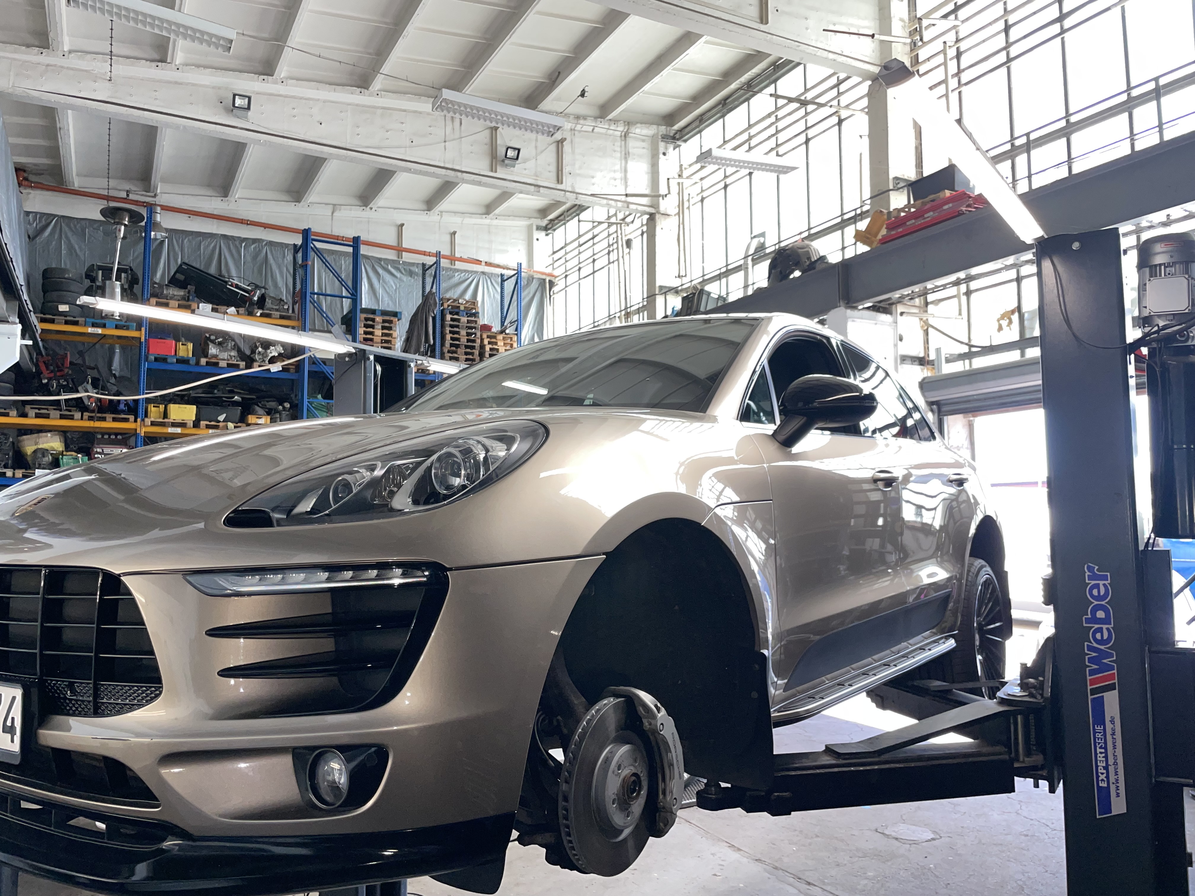 Замена приводного вала на Porsche Macan S (3.0) – подшипник ступицы и срочный ремонт в Берлине