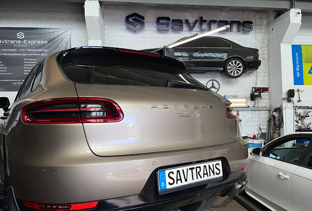 Porsche Macan S nach Reparatur vor KFZ Werkstatt Savtrans Berlin – Savtrans Kennzeichen