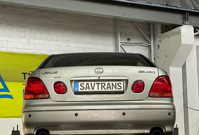 Exhaust pipe Lexus GS 430 is welded at a workshop in Berlin - Savtrans repair