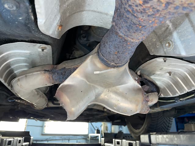 Corroded exhaust pipe Lexus GS 430 – joint with rust damage and holes