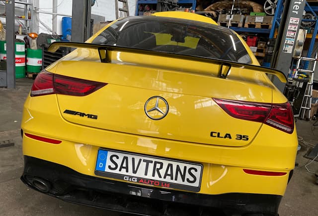 Mercedes AMG CLA 35 nach Reparatur vor KFZ Werkstatt Savtrans Berlin – Savtrans Kennzeichen