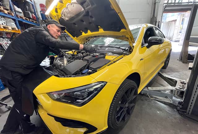Kfz-Elektriker Stas bei Diagnose am Mercedes AMG CLA 35 – Scanner ausgelesen, Fehler in Zylinder 3