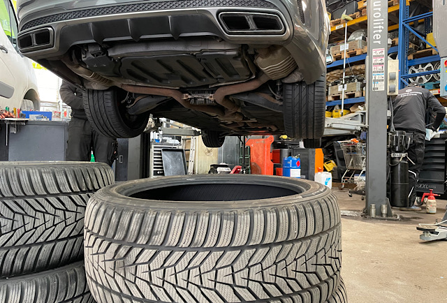 Мерседес-Бенц-АМГ-63-5,5л-2013-Шиномонтаж-Берлин