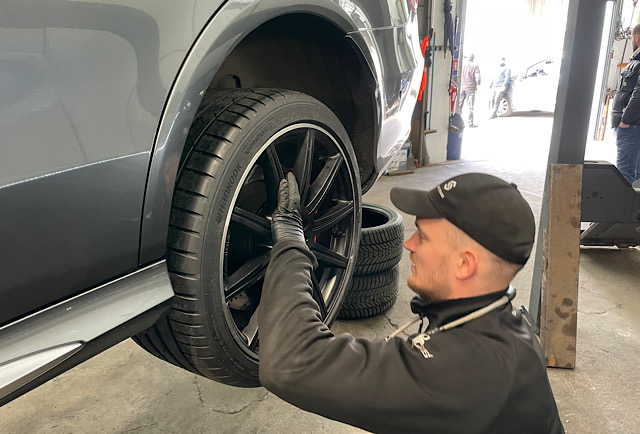 Мерседес-Бенц-Е-Класс-5,5л-2013-Замена-шин-Берлин