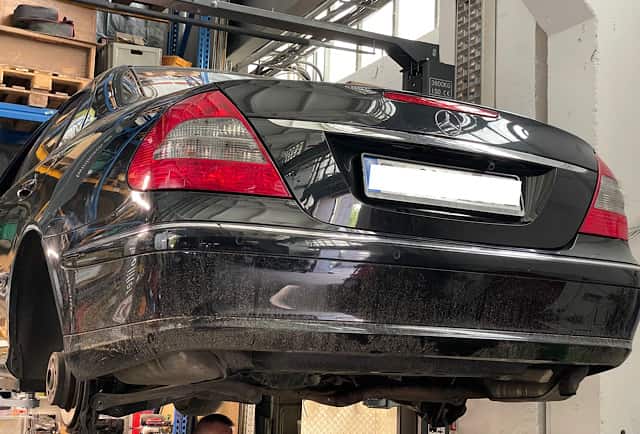 Mercedes-Benz E Klasse auf Hebebuehne in KFZ Werkstatt Savtrans Berlin – Diagnose hintere Feder