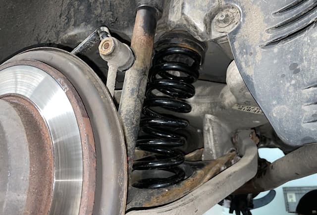 Neue Schraubenfedern werden in Mercedes E Klasse eingebaut – Reparatur bei Savtrans Berlin