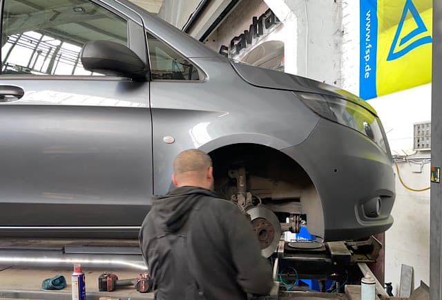 Austausch der Bremsbeläge an einem Mercedes-Benz Vito