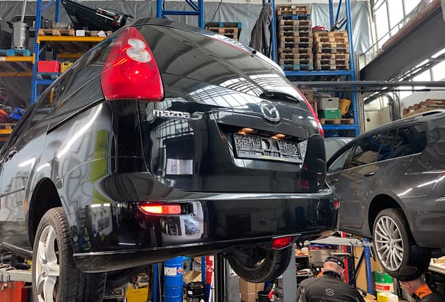 Getriebe ruckelt beim Schalten – Getriebeölwechsel am Mazda 5 1.8 in Berlin