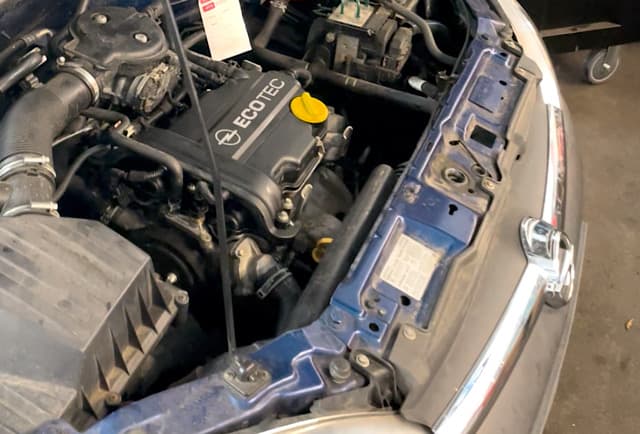 Opel Corsa 1.0 2004 Replacement of the rocker cover gasket Dismantling Berlin