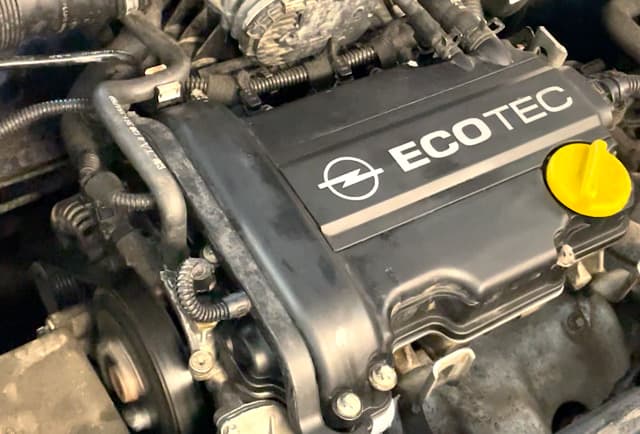 Diagnosis of oil loss on an Opel Corsa ECOTEC engine at a specialist workshop