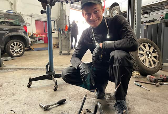 Meister Nikolai bei Fahrwerksreparatur am Renault Scenic – KFZ Werkstatt Savtrans Berlin