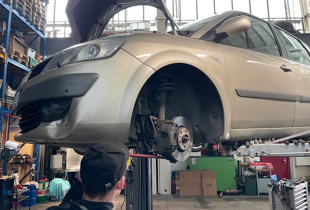 Renault Scenic 1.6 Baujahr 2007 auf Hebebühne – Fahrwerksinspektion in Werkstatt Savtrans Berlin