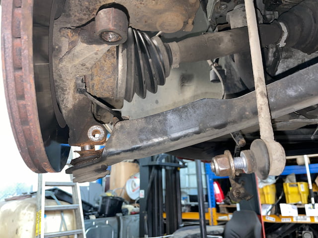 Fahrwerk Renault Scenic 1.6 wird demontiert – Kugelgelenke und Stabilisatorstreben ausgebaut