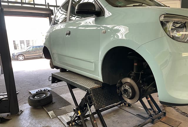 Renault Twingo 21.4 kWh wheel change and balancing professional service