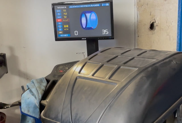 Electric car tyre fitting for a Renault Twingo in a Berlin car workshop. Balancing.