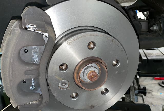 Neue Bremsscheibe und Bremssattel VW Crafter – Qualitätsteile nach Einbau