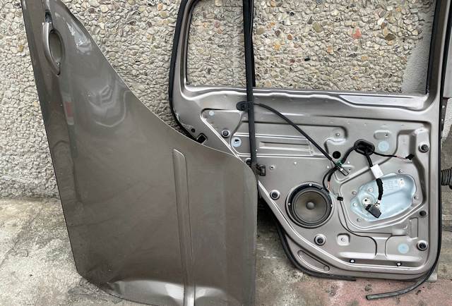 VW Golf Plus 1.4 TSI 2011: Replace rear door after accident in Berlin