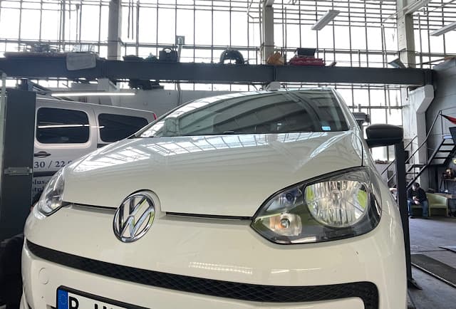 Замена уплотнительного кольца трансмиссии на VW up (1.0) – устранение утечки масла в Берлине