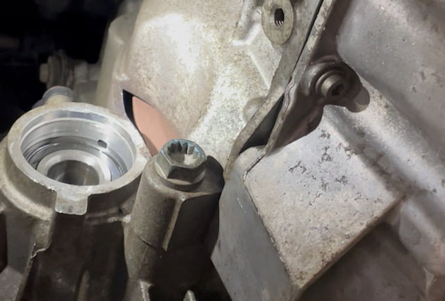 Ausgebaute Antriebswelle VW up – beschaedigte Getriebehalbwellenmanschette sichtbar
