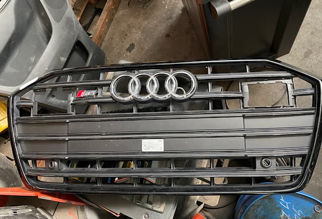 Beschaedigter originaler Kühlergrill Audi A6 2018 – vor dem Austausch bei Savtrans Berlin