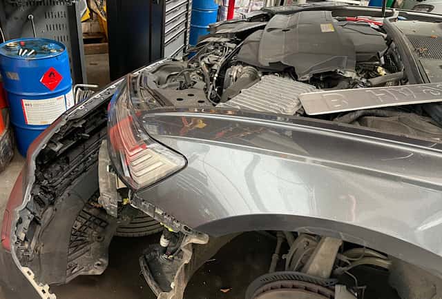 Stark beschaedigter Kühlergrill Audi A6 nach Verkehrsunfall – Stoßstange demontiert